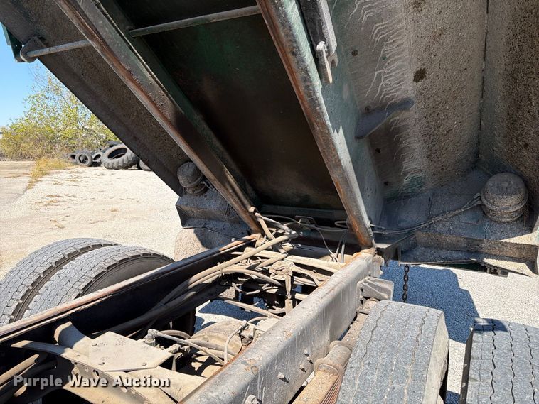 image for item FK2175 2001 International 4900 dump truck