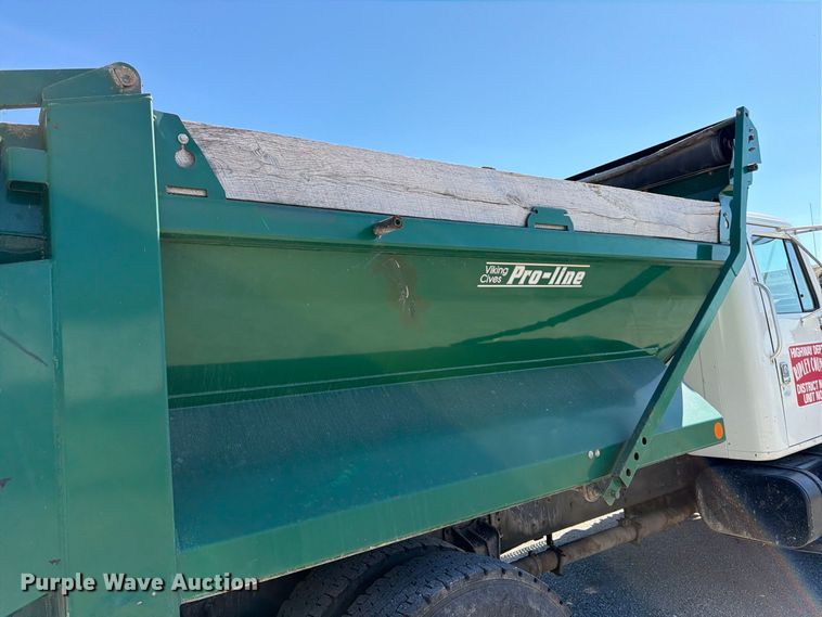 image for item FK2175 2001 International 4900 dump truck