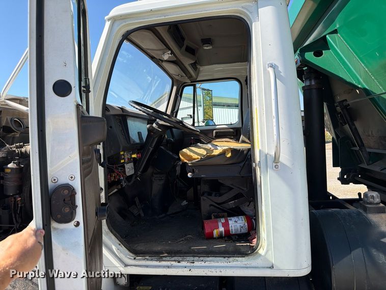 image for item FK2175 2001 International 4900 dump truck