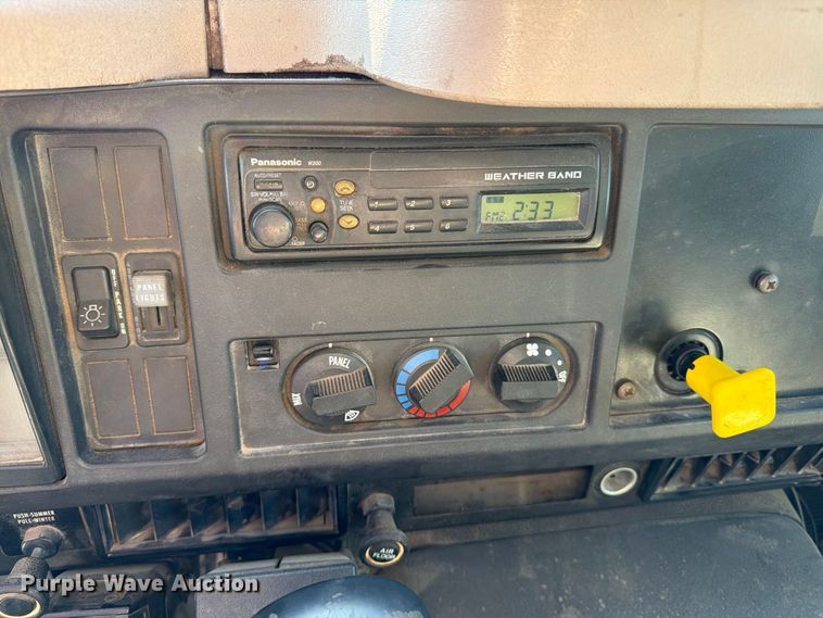 image for item FK2175 2001 International 4900 dump truck