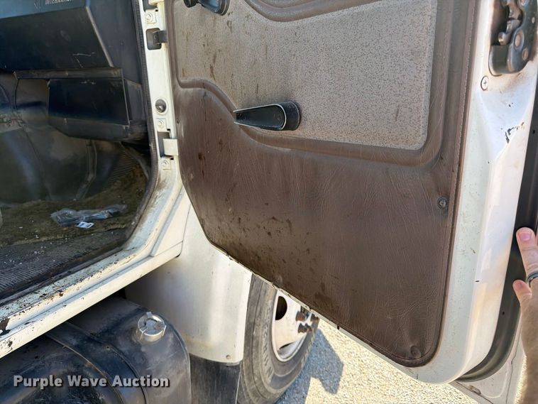 image for item FK2175 2001 International 4900 dump truck