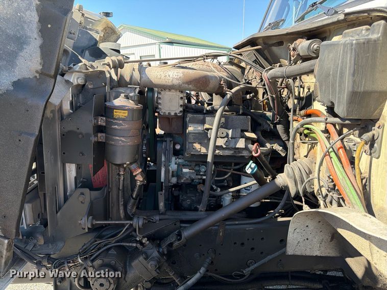 image for item FK2175 2001 International 4900 dump truck