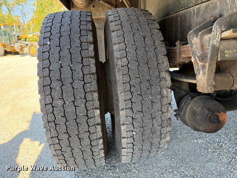 image for item FK2175 2001 International 4900 dump truck