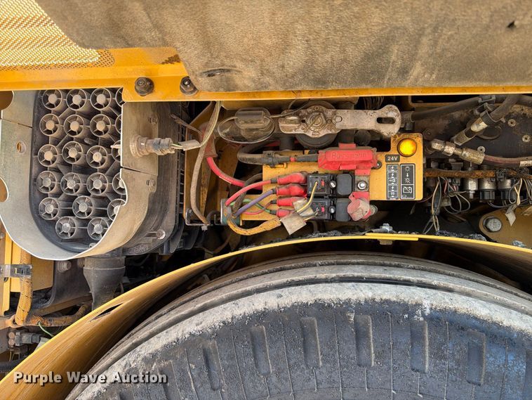 image for item FK2214 2015 Caterpillar AP1000F paver