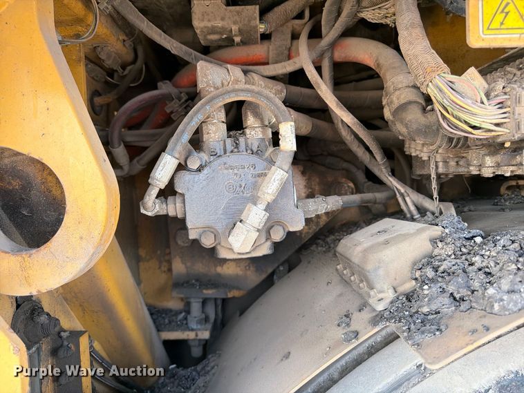 image for item FK2214 2015 Caterpillar AP1000F paver