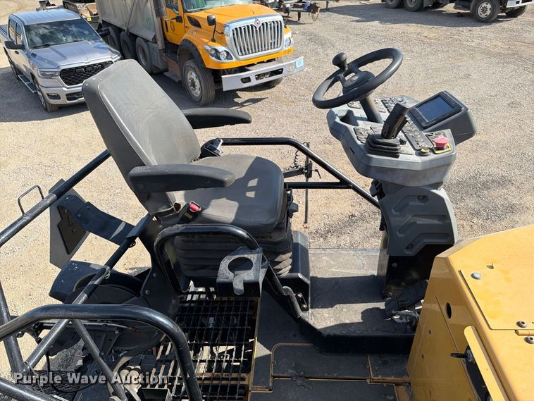 image for item FK2214 2015 Caterpillar AP1000F paver