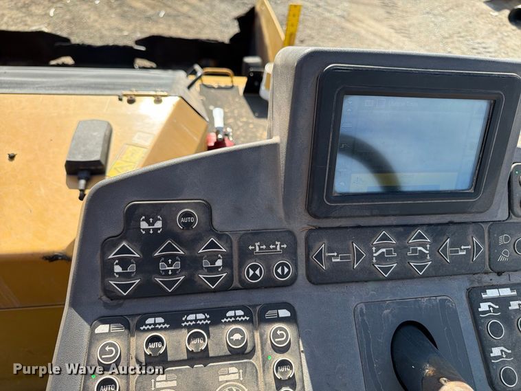 image for item FK2214 2015 Caterpillar AP1000F paver
