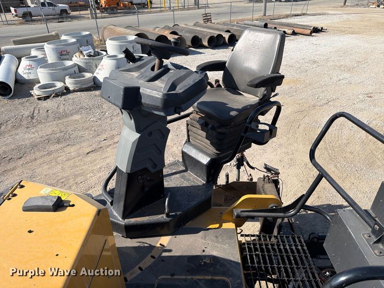 image for item FK2214 2015 Caterpillar AP1000F paver