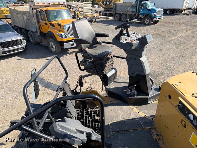image for item FK2214 2015 Caterpillar AP1000F paver