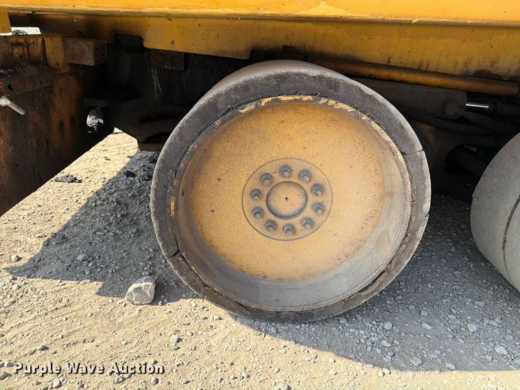 image for item FK2214 2015 Caterpillar AP1000F paver