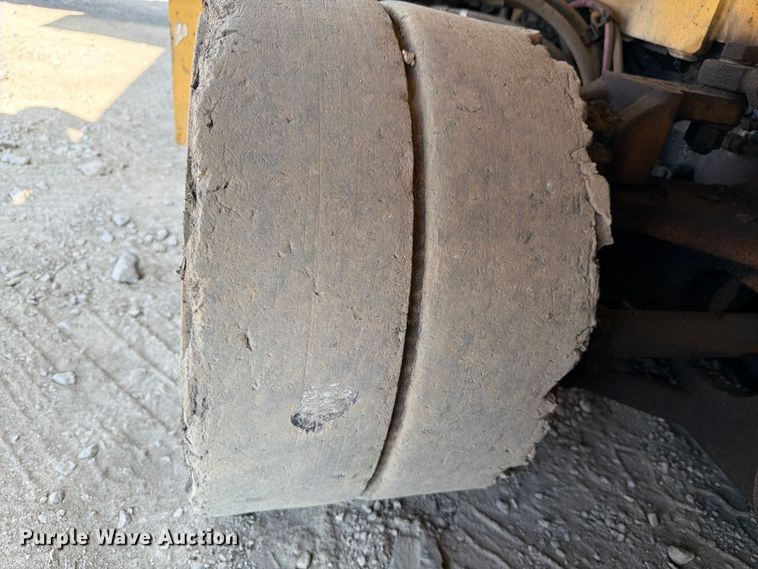 image for item FK2214 2015 Caterpillar AP1000F paver