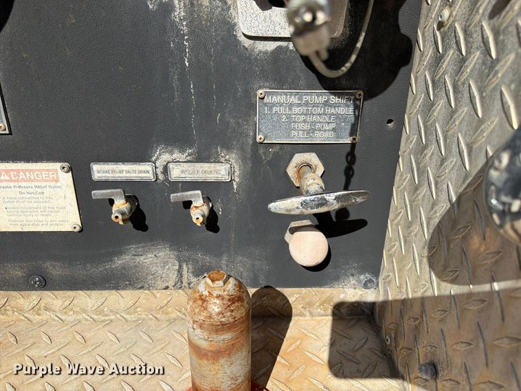 image for item FK3885 1997 International 4900 pumper fire truck