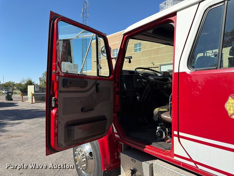 image for item FK3885 1997 International 4900 pumper fire truck