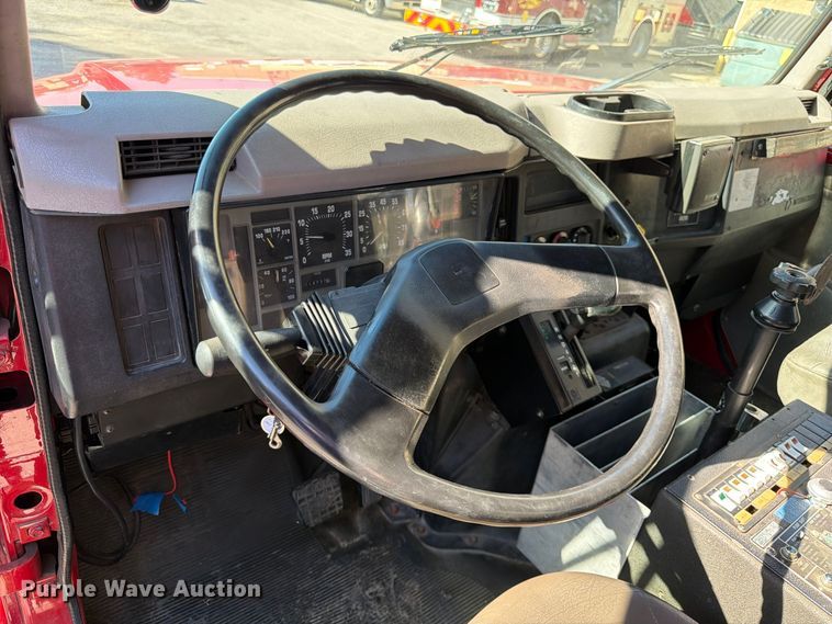 image for item FK3885 1997 International 4900 pumper fire truck