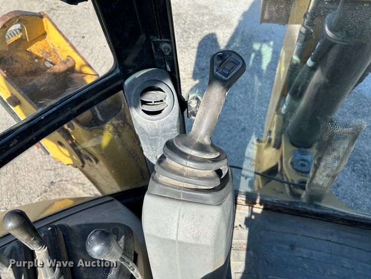 image for item FK3891 2015 Caterpillar 420F backhoe