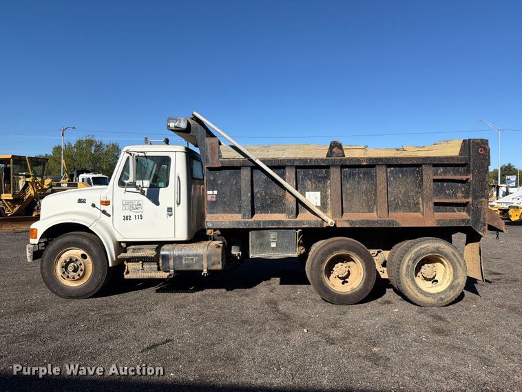 image for item FK5286 2001 International F4900 dump truck