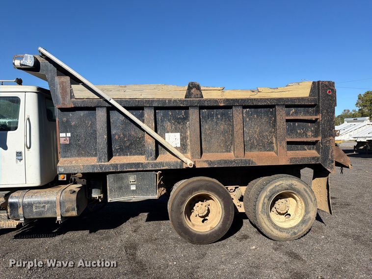 image for item FK5286 2001 International F4900 dump truck