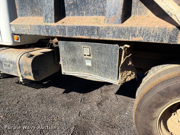 image for item FK5286 2001 International F4900 dump truck