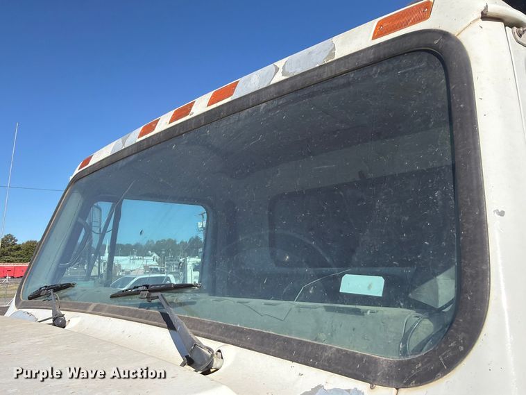 image for item FK5286 2001 International F4900 dump truck