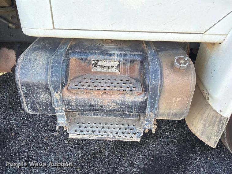 image for item FK5286 2001 International F4900 dump truck