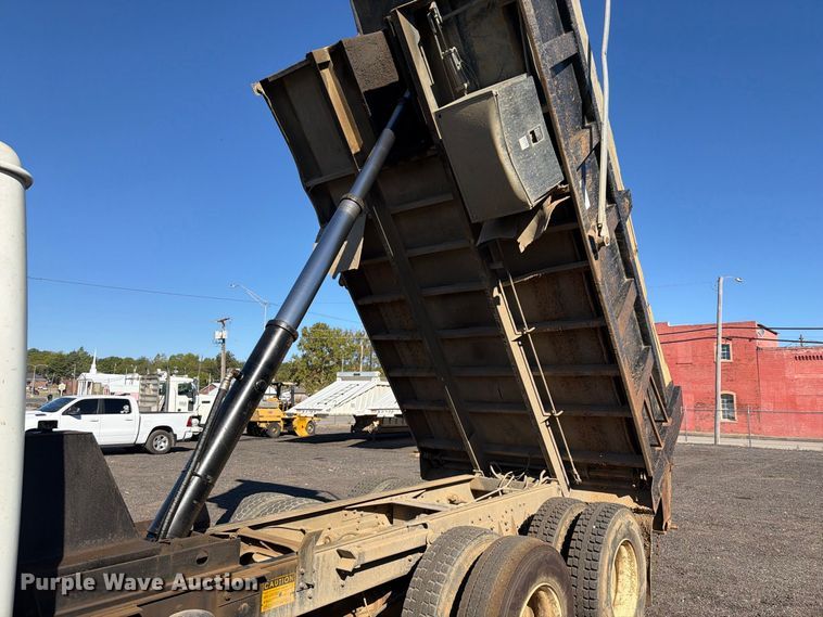 image for item FK5286 2001 International F4900 dump truck