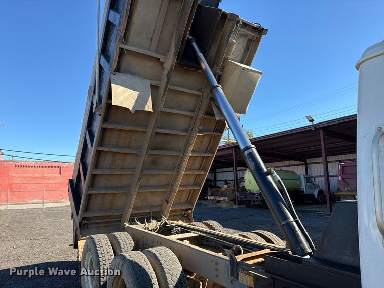 image for item FK5286 2001 International F4900 dump truck