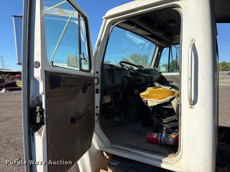 image for item FK5286 2001 International F4900 dump truck