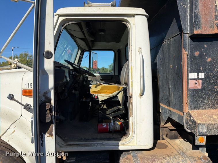 image for item FK5286 2001 International F4900 dump truck