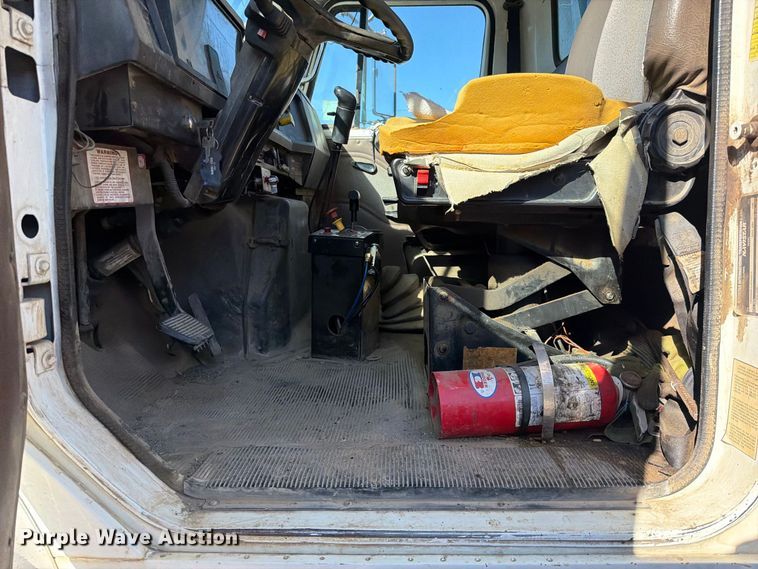 image for item FK5286 2001 International F4900 dump truck