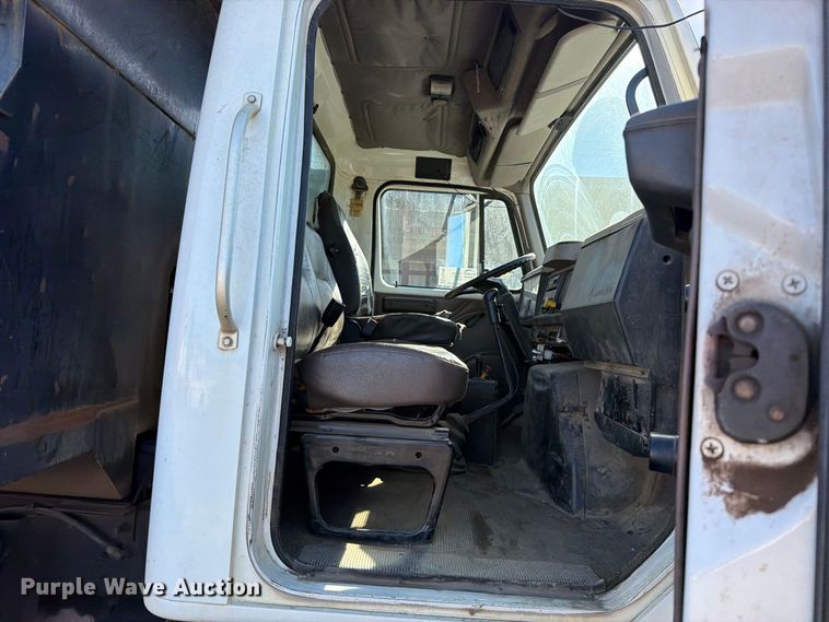 image for item FK5286 2001 International F4900 dump truck