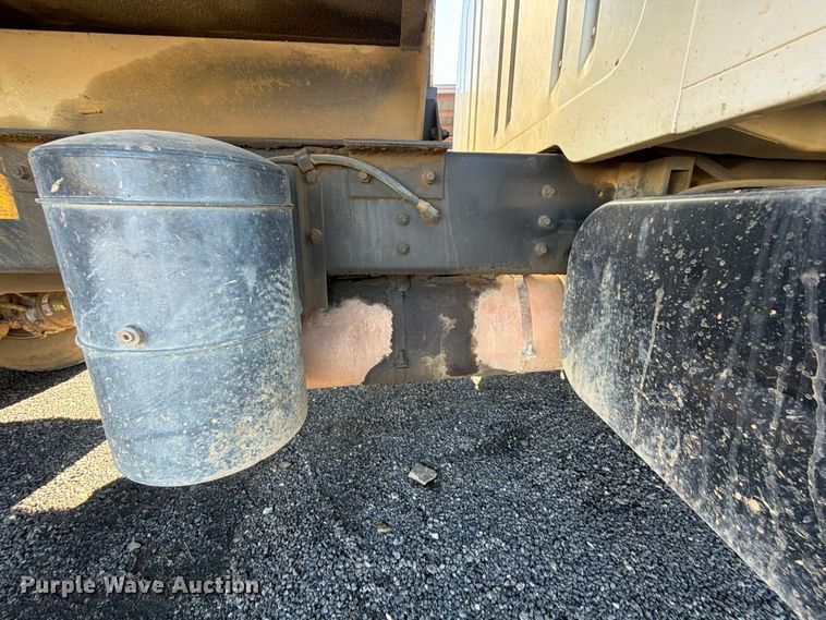 image for item FK5286 2001 International F4900 dump truck