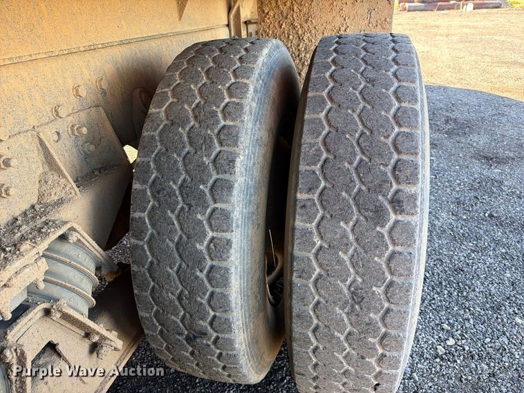 image for item FK5286 2001 International F4900 dump truck