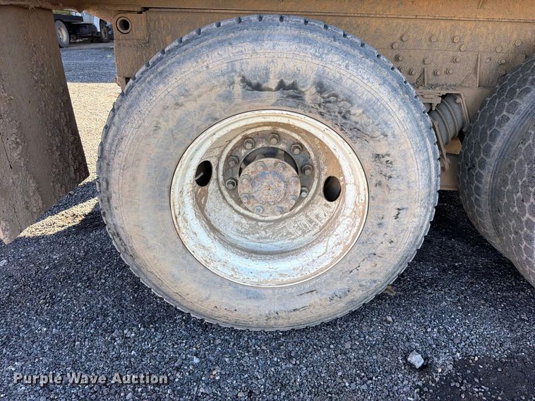 image for item FK5286 2001 International F4900 dump truck
