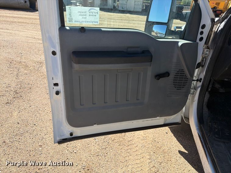 image for item FM7714 2011 Ford F350 Super Duty Crew Cab pickup truck