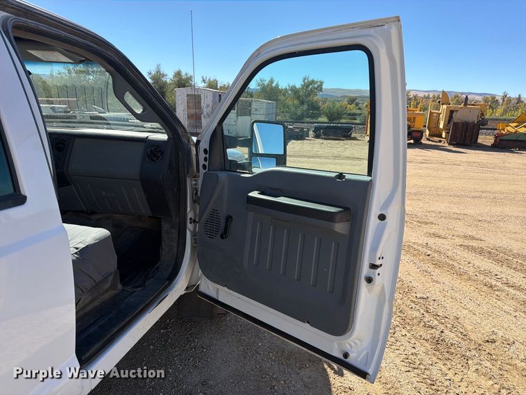 image for item FM7714 2011 Ford F350 Super Duty Crew Cab pickup truck