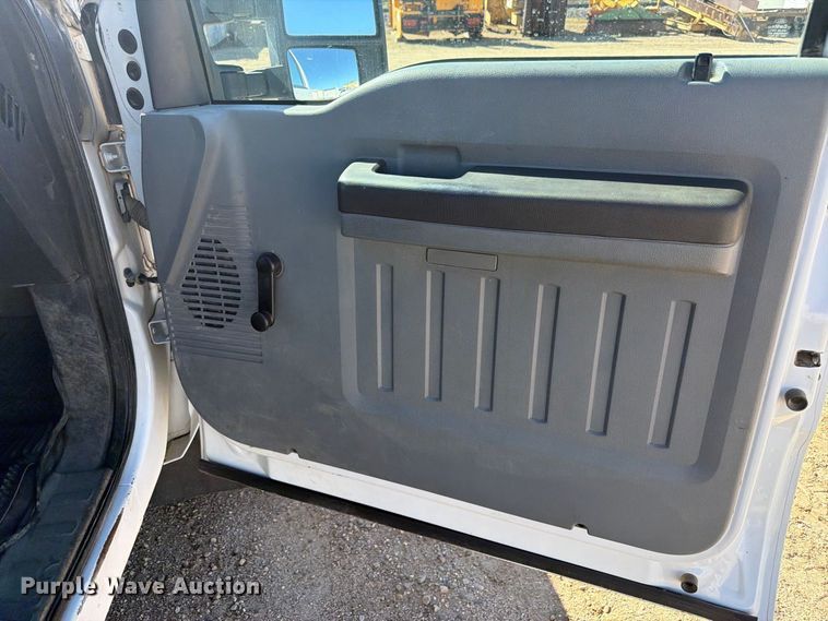 image for item FM7714 2011 Ford F350 Super Duty Crew Cab pickup truck