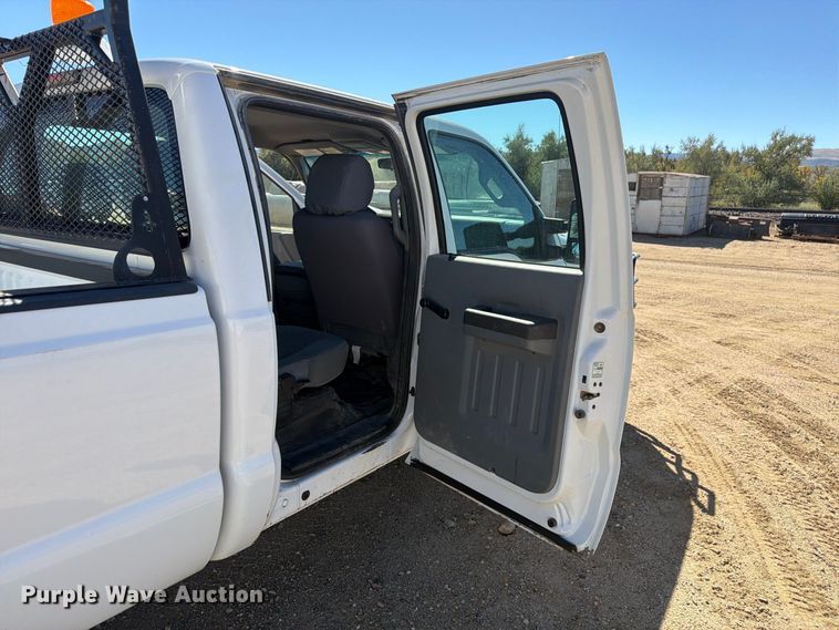 image for item FM7714 2011 Ford F350 Super Duty Crew Cab pickup truck