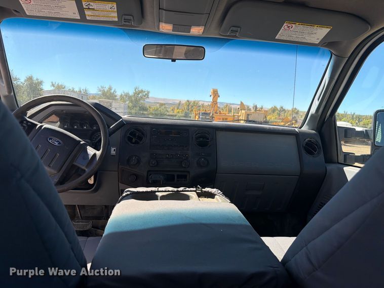 image for item FM7714 2011 Ford F350 Super Duty Crew Cab pickup truck