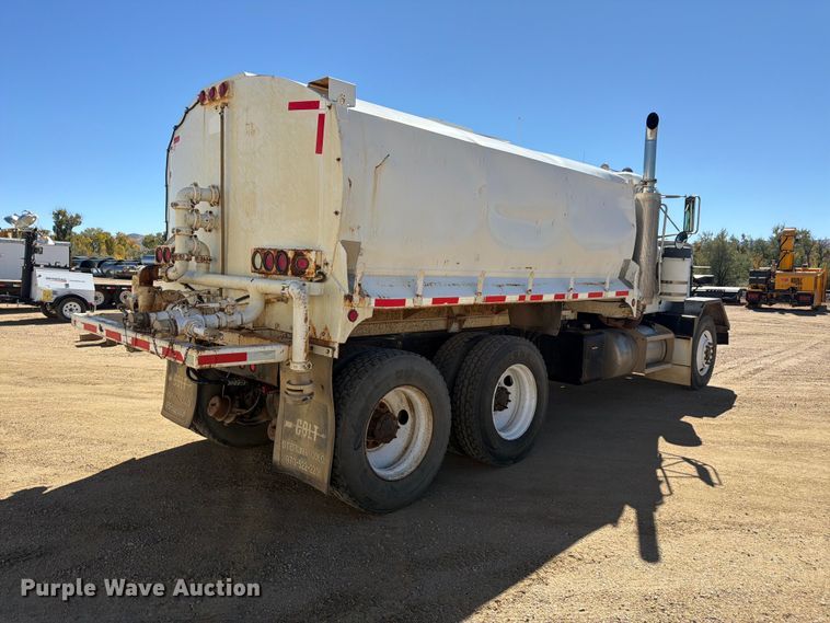 image for item FM7716 1996 Peterbilt 357 water truck
