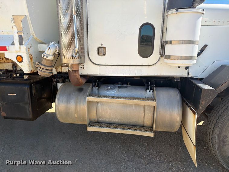 image for item FM7716 1996 Peterbilt 357 water truck