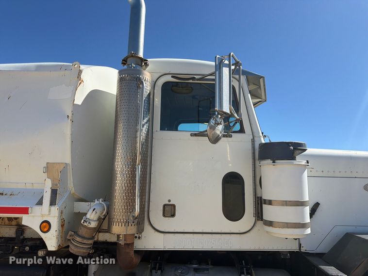 image for item FM7716 1996 Peterbilt 357 water truck