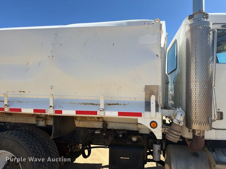 image for item FM7716 1996 Peterbilt 357 water truck