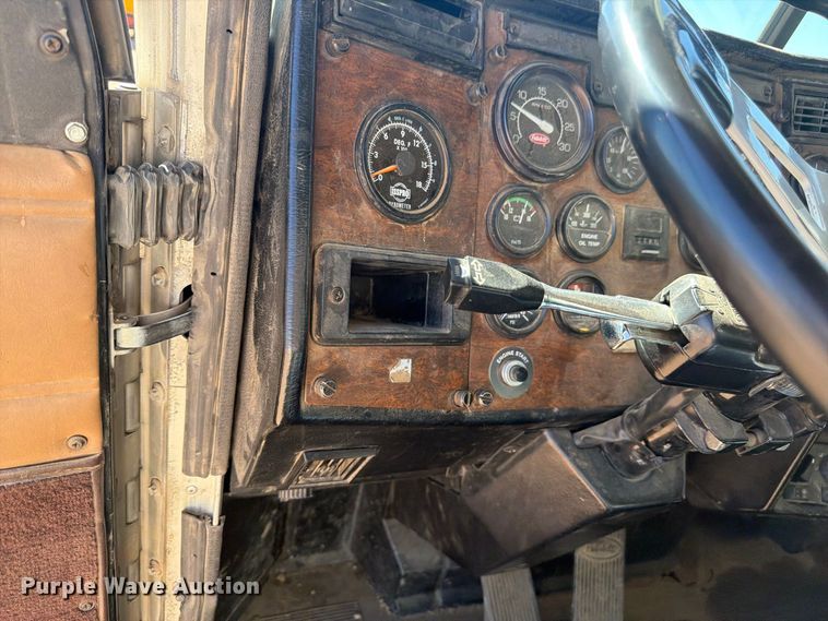 image for item FM7716 1996 Peterbilt 357 water truck
