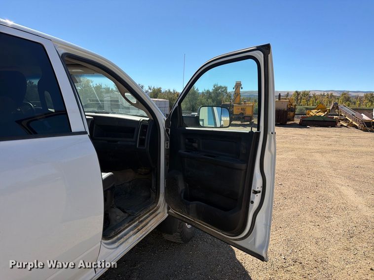 image for item FM7717 2017 RAM 3500 Crew Cab pickup truck cab and chassis