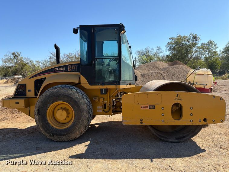 image for item FM8012 2007 Caterpillar CS-583E single drum vibratory roller