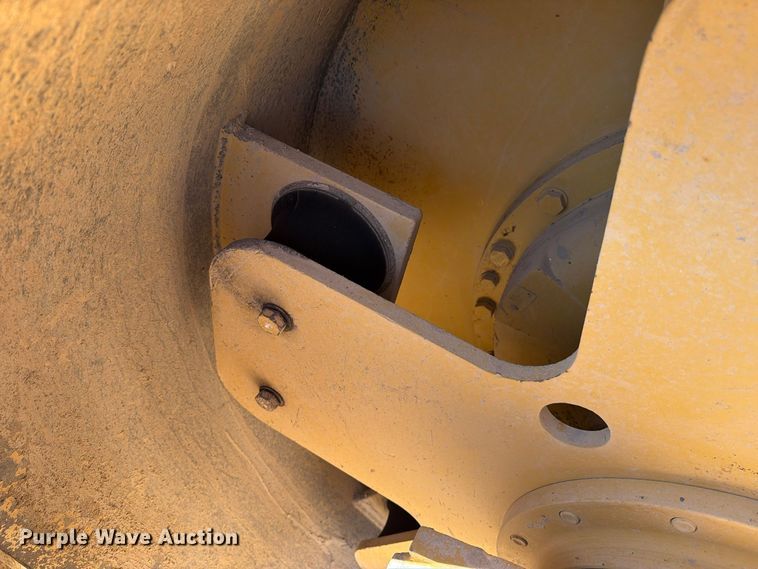 image for item FM8012 2007 Caterpillar CS-583E single drum vibratory roller
