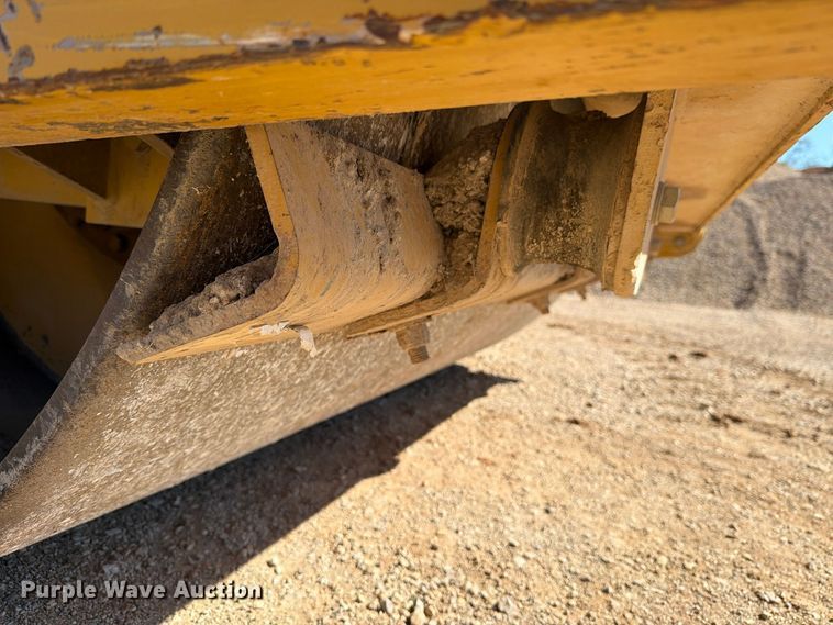 image for item FM8012 2007 Caterpillar CS-583E single drum vibratory roller