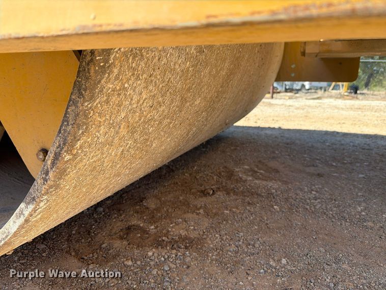 image for item FM8012 2007 Caterpillar CS-583E single drum vibratory roller
