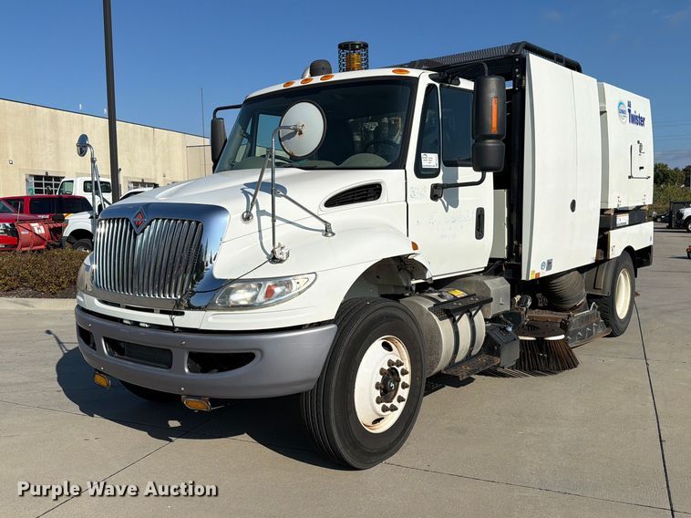 image for item FN5914 2017 International 4300 street sweeper truck