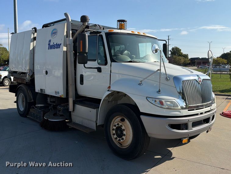 image for item FN5914 2017 International 4300 street sweeper truck